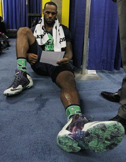 埃因霍温训练开放日；清晨临场应变引欢呼；NBA常规赛在即；更衣室氛围转暖