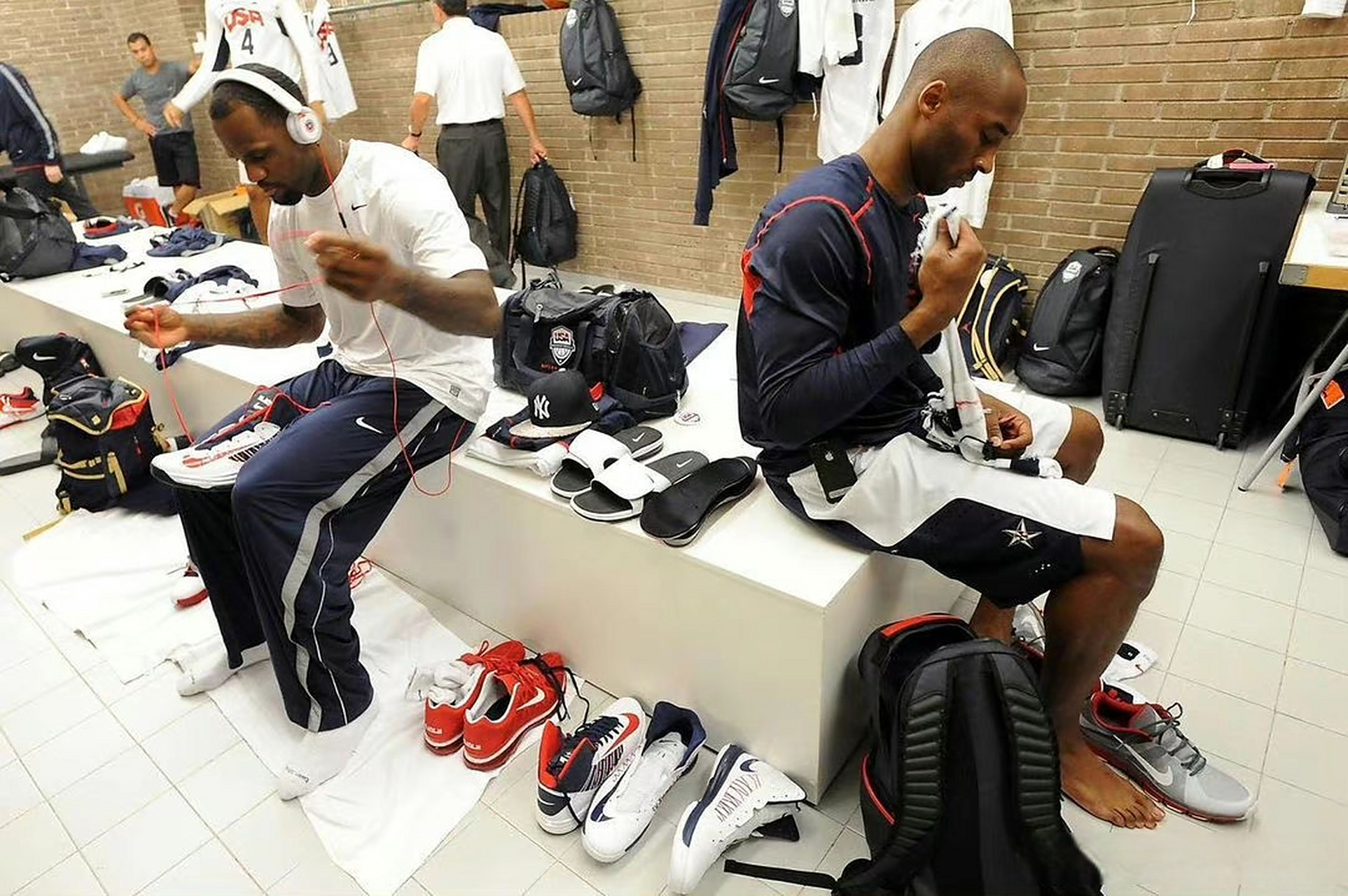 埃因霍温训练开放日；清晨临场应变引欢呼；NBA常规赛在即；更衣室氛围转暖